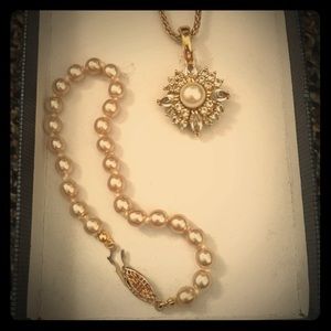 Necklace and bracelet gold and pearl set